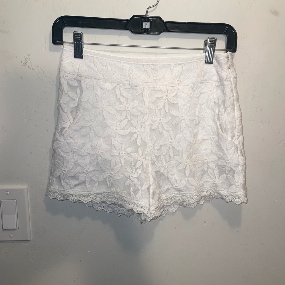 Monteau Los Angeles White Floral Lace High Waisted Shorts XS Scalloped Hem Boho